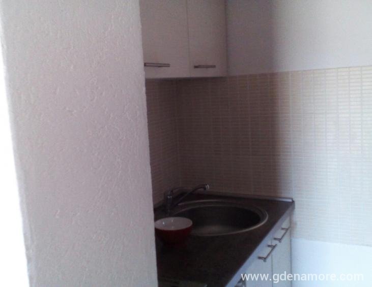 Pogled na mini kuhinju u 1c apartmanu